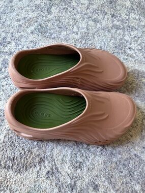 CROCS Women’s echo wave Mules in Mauve